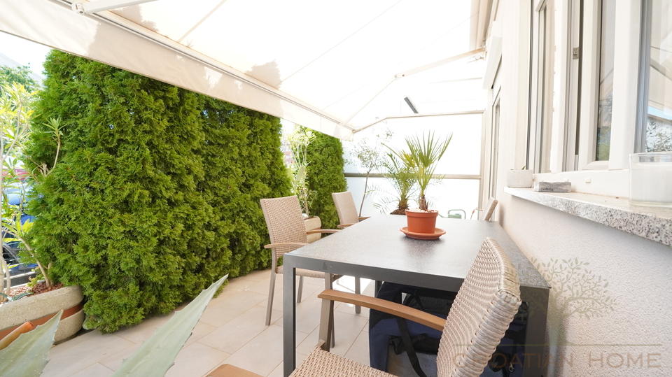 92 M2 WOHNUNG MIT 30 M2 GARTEN IN PORE&Ccaron;&comma; ISTRIEN&comma; KROATIEN