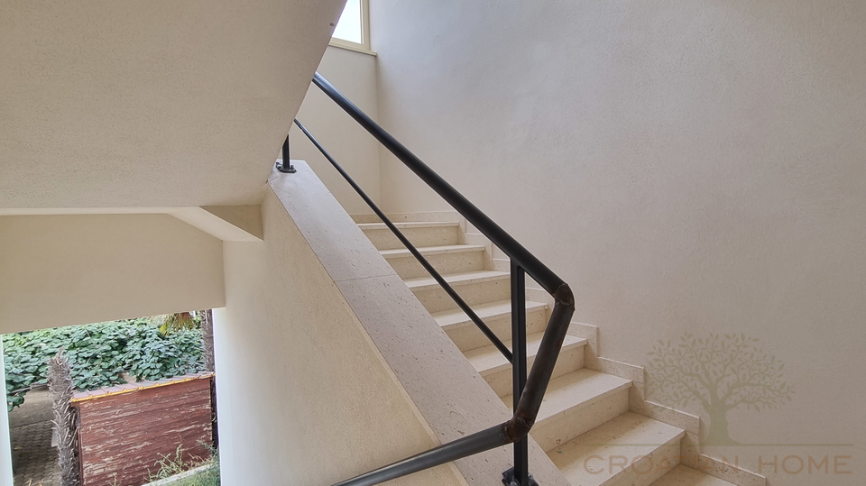 STAN OD 113 M2 NA PRVOM KATU SA 3 SPAVA&Cacute;E SOBE SVAKA SA SVOJOM KUPAONICOM -500M OD MORA