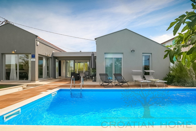 BUNGALLOW MIT POOL NUR 4 KM VON POREC KOMPLETT AUSGESTATTET