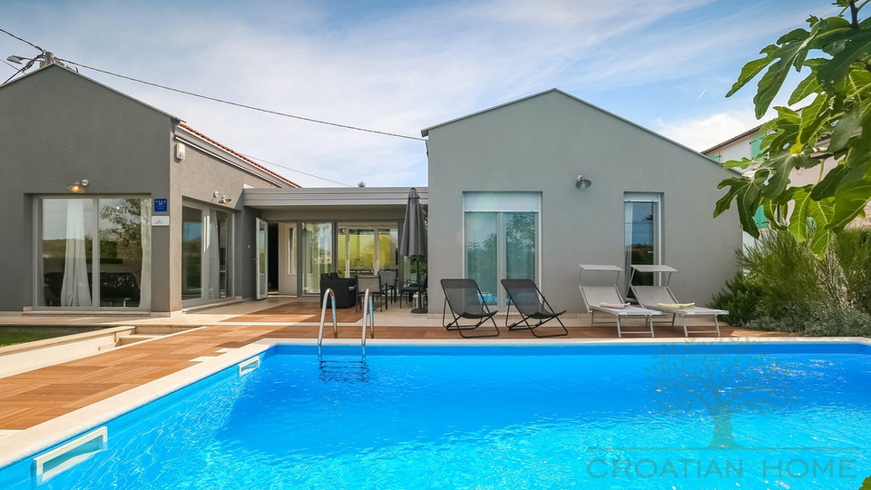 BUNGALLOW MIT POOL NUR 4 KM VON POREC KOMPLETT AUSGESTATTET