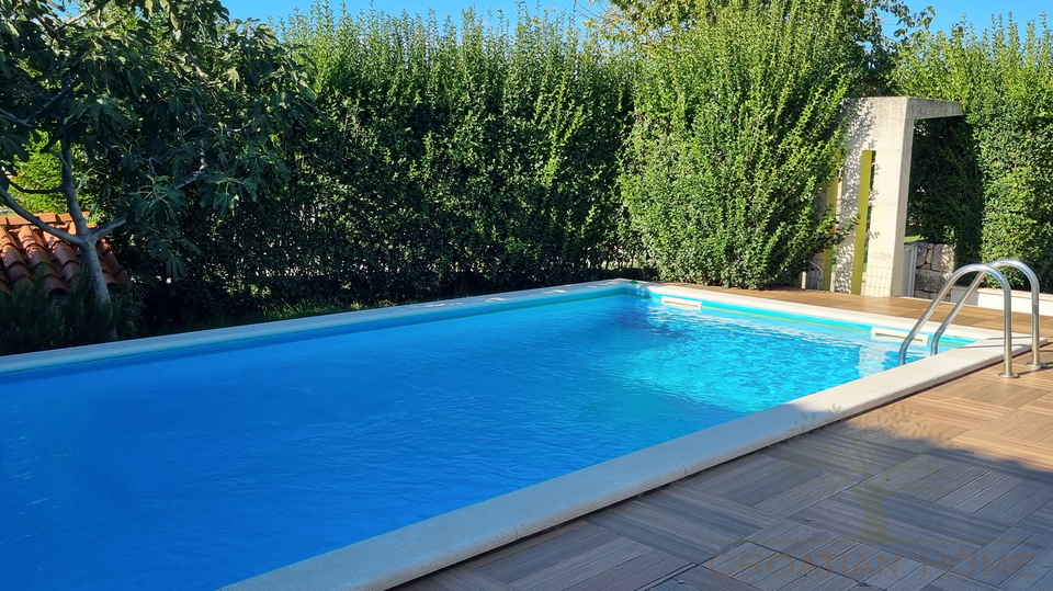 BUNGALLOW MIT POOL NUR 4 KM VON POREC KOMPLETT AUSGESTATTET