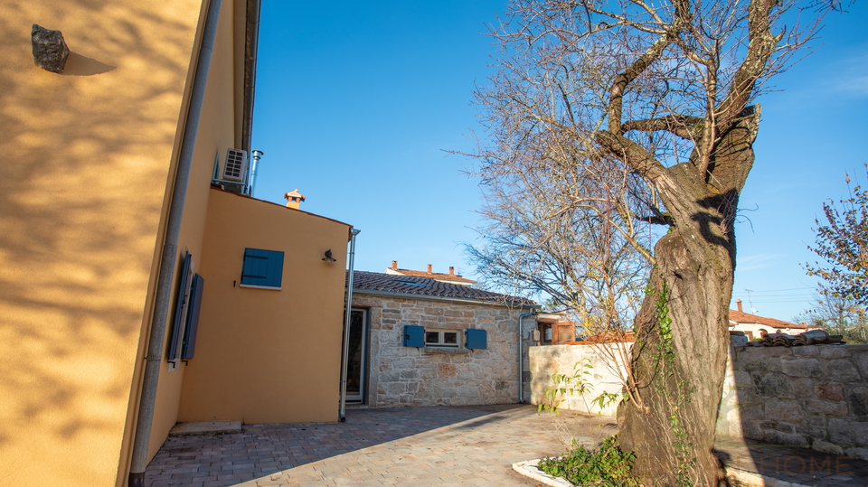Wundersch&ouml;n kernsanierte Natursteinvilla mit Garage&comma; Sommerk&uuml;che und langfristiger Vermietung