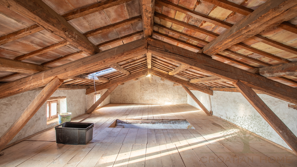 Wundersch&ouml;n kernsanierte Natursteinvilla mit Garage&comma; Sommerk&uuml;che und langfristiger Vermietung