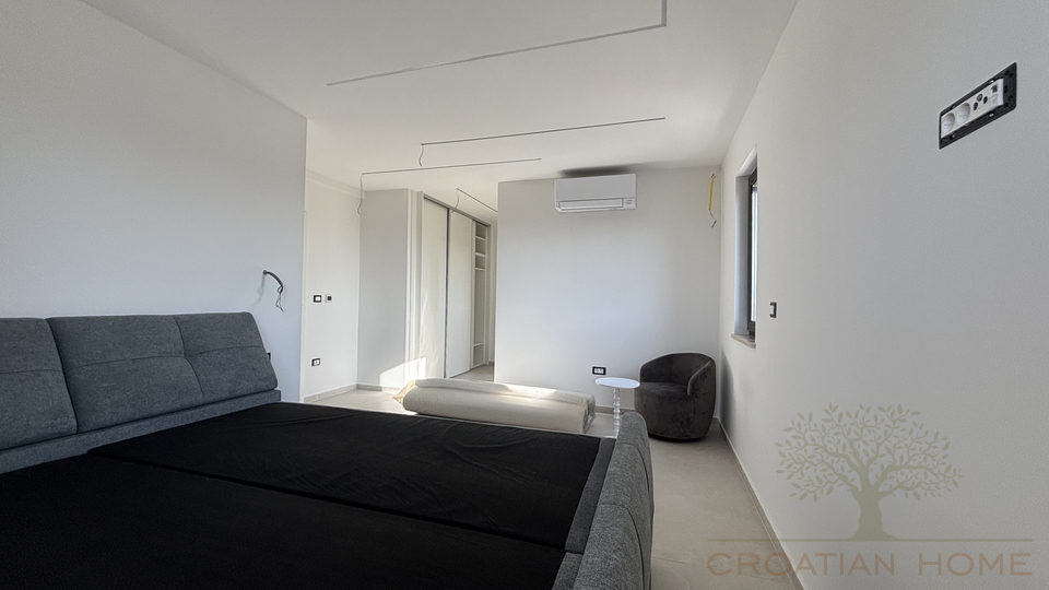 MODERNE HOCHWERTIGE VILLA MIT POOL UND MEERBLICK