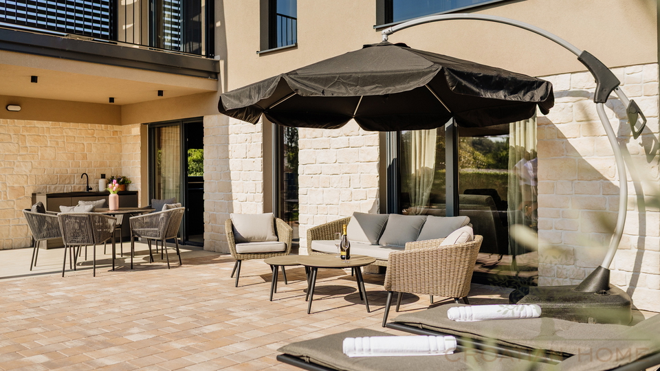 MEDITERRANE MODERNE NEUBAU VILLA MIT POOL KOMPLETT AUSGESTATTET UND M&Ouml;BLIERT BEI POREC