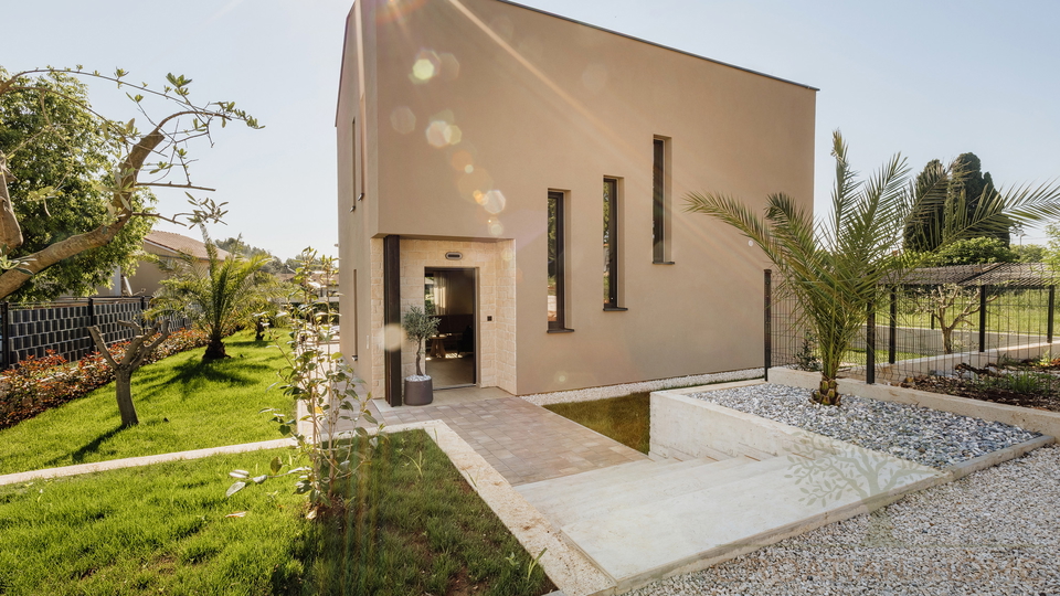 MEDITERRANE MODERNE NEUBAU VILLA MIT POOL KOMPLETT AUSGESTATTET UND M&Ouml;BLIERT BEI POREC