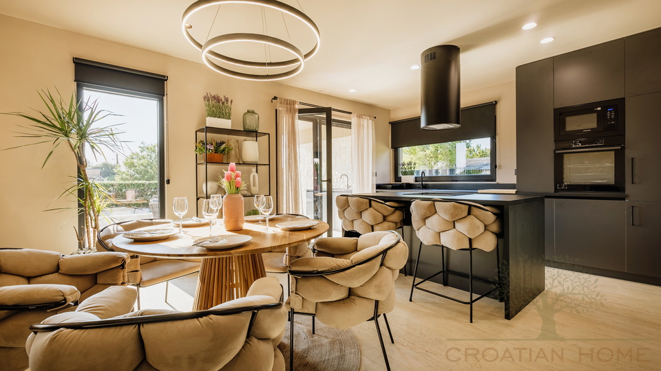 MEDITERRANE MODERNE NEUBAU VILLA MIT POOL KOMPLETT AUSGESTATTET UND M&Ouml;BLIERT BEI POREC