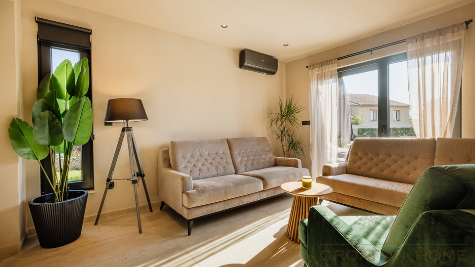 MEDITERRANE MODERNE NEUBAU VILLA MIT POOL KOMPLETT AUSGESTATTET UND M&Ouml;BLIERT BEI POREC