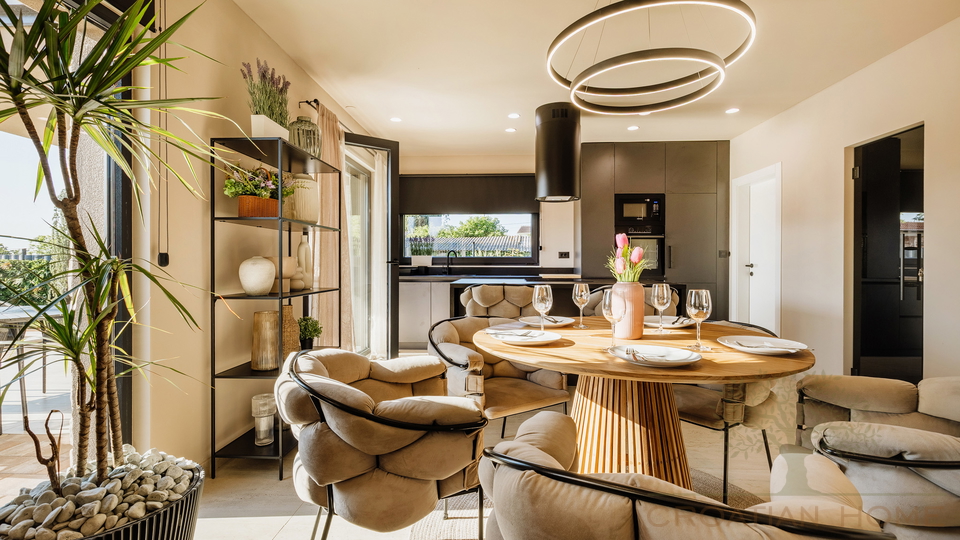 MEDITERRANE MODERNE NEUBAU VILLA MIT POOL KOMPLETT AUSGESTATTET UND M&Ouml;BLIERT BEI POREC