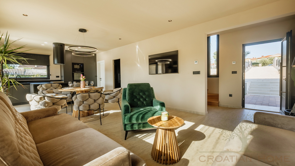 MEDITERRANE MODERNE NEUBAU VILLA MIT POOL KOMPLETT AUSGESTATTET UND M&Ouml;BLIERT BEI POREC