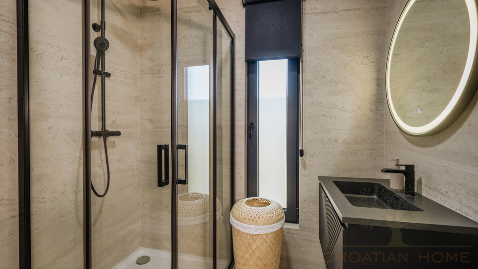 MEDITERRANE MODERNE NEUBAU VILLA MIT POOL KOMPLETT AUSGESTATTET UND M&Ouml;BLIERT BEI POREC
