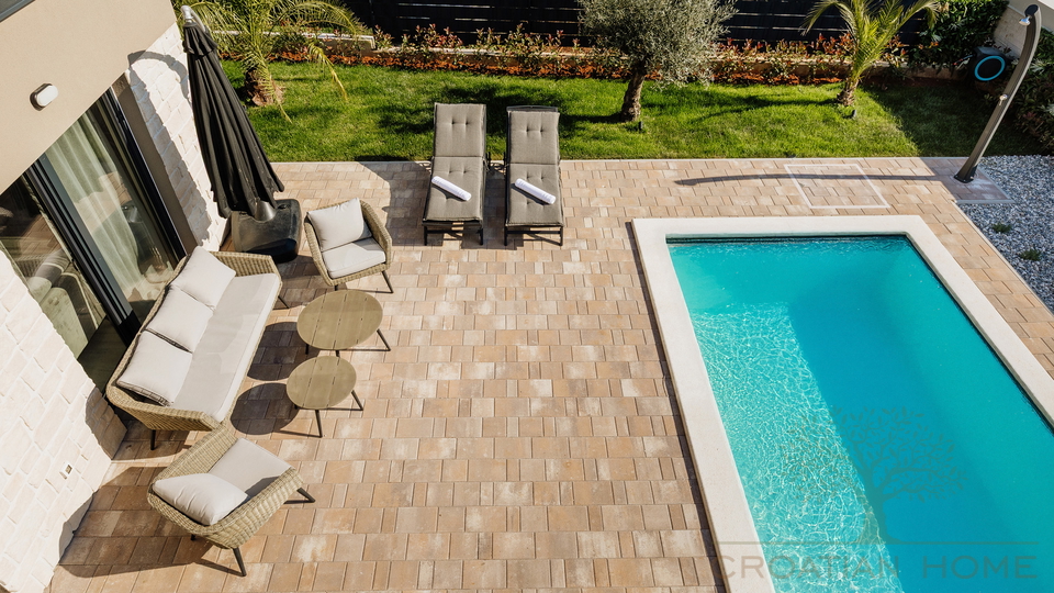 MEDITERRANE MODERNE NEUBAU VILLA MIT POOL KOMPLETT AUSGESTATTET UND M&Ouml;BLIERT BEI POREC