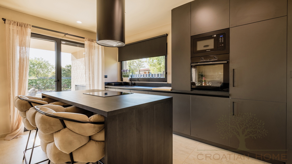 MEDITERRANE MODERNE NEUBAU VILLA MIT POOL KOMPLETT AUSGESTATTET UND M&Ouml;BLIERT BEI POREC