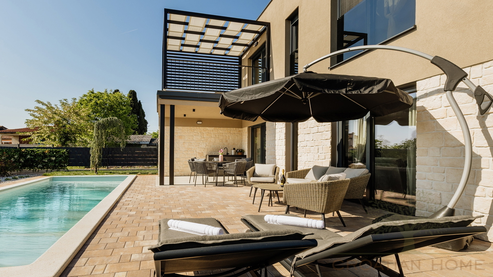 MEDITERRANE MODERNE NEUBAU VILLA MIT POOL KOMPLETT AUSGESTATTET UND M&Ouml;BLIERT BEI POREC
