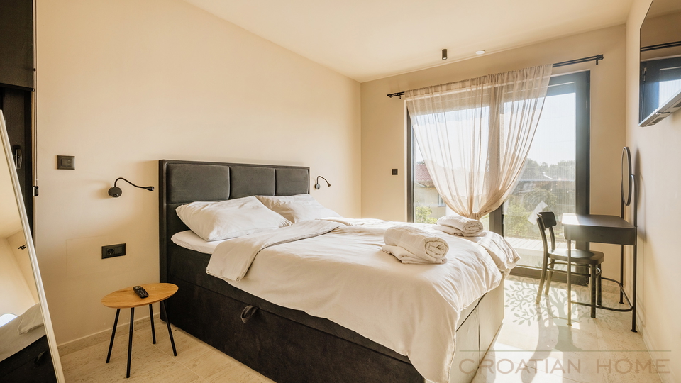 MEDITERRANE MODERNE NEUBAU VILLA MIT POOL KOMPLETT AUSGESTATTET UND M&Ouml;BLIERT BEI POREC