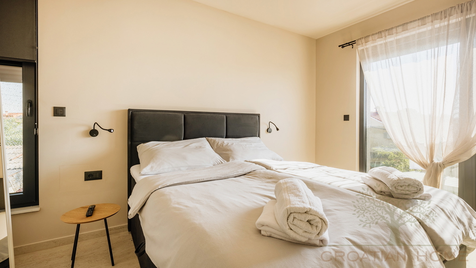 MEDITERRANE MODERNE NEUBAU VILLA MIT POOL KOMPLETT AUSGESTATTET UND M&Ouml;BLIERT BEI POREC