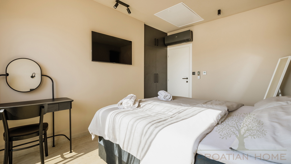 MEDITERRANE MODERNE NEUBAU VILLA MIT POOL KOMPLETT AUSGESTATTET UND M&Ouml;BLIERT BEI POREC