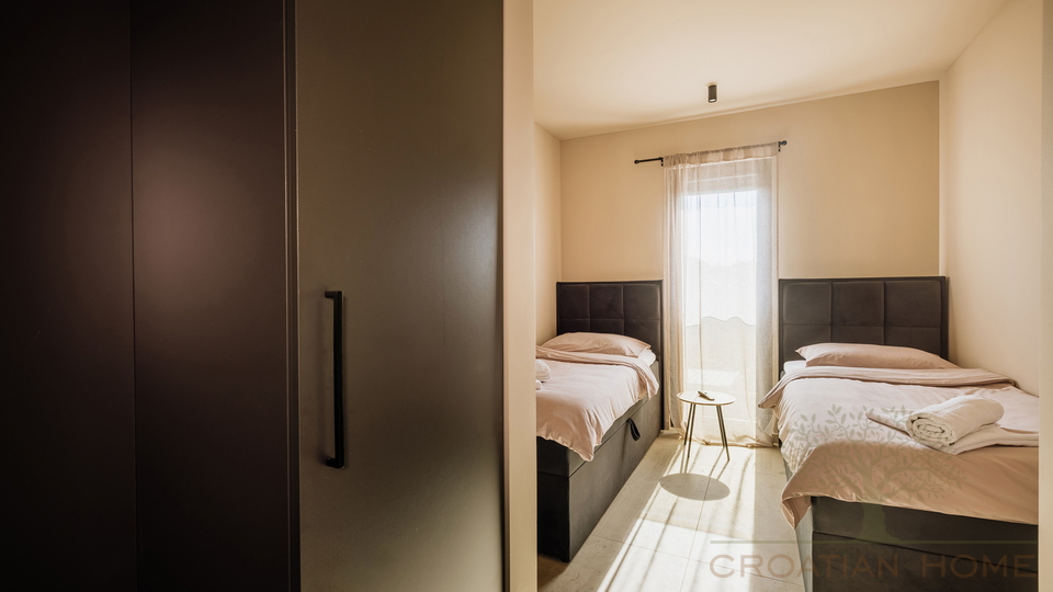 MEDITERRANE MODERNE NEUBAU VILLA MIT POOL KOMPLETT AUSGESTATTET UND M&Ouml;BLIERT BEI POREC