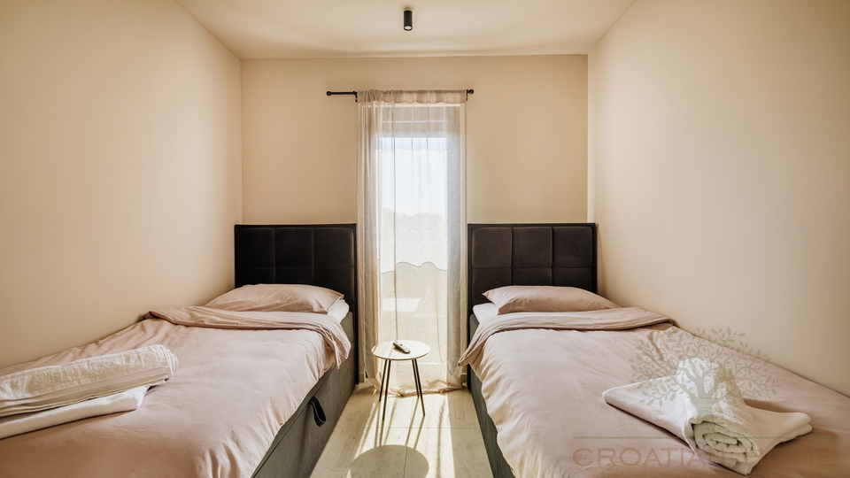 MEDITERRANE MODERNE NEUBAU VILLA MIT POOL KOMPLETT AUSGESTATTET UND M&Ouml;BLIERT BEI POREC