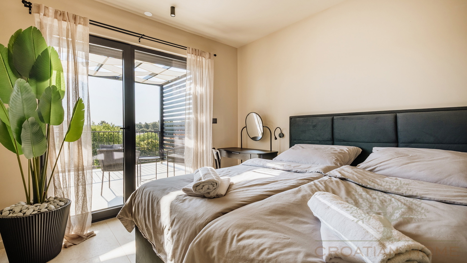 MEDITERRANE MODERNE NEUBAU VILLA MIT POOL KOMPLETT AUSGESTATTET UND M&Ouml;BLIERT BEI POREC