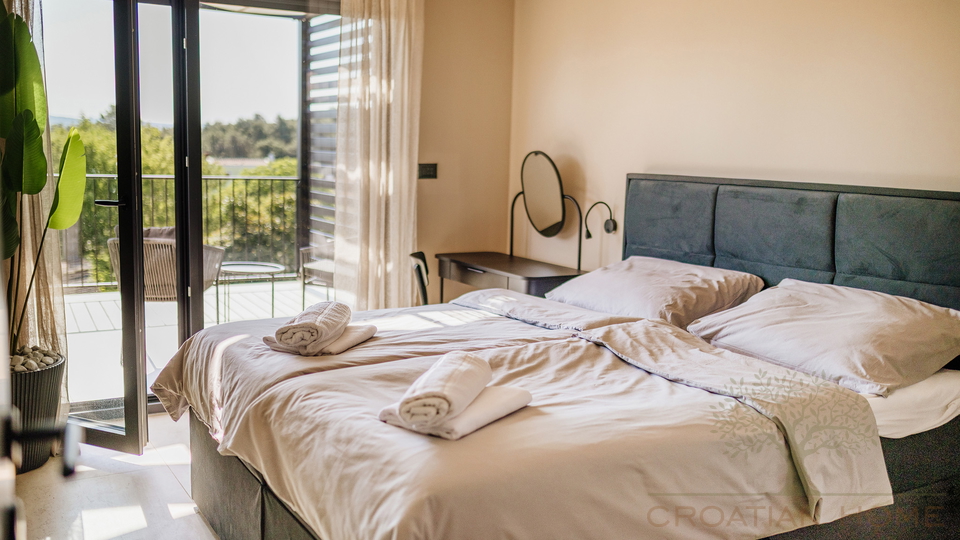MEDITERRANE MODERNE NEUBAU VILLA MIT POOL KOMPLETT AUSGESTATTET UND M&Ouml;BLIERT BEI POREC