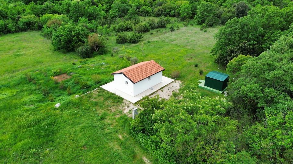ROVINJ&comma; FREISTEHENDES HAUS MIT 26&period;800 M&sup2; GRUNDST&Uuml;CK&comma; NUR 4 KM VOM MEER ENTFERNT