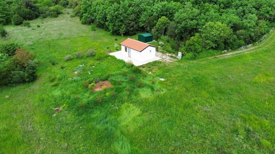 ROVINJ&comma; FREISTEHENDES HAUS MIT 26&period;800 M&sup2; GRUNDST&Uuml;CK&comma; NUR 4 KM VOM MEER ENTFERNT