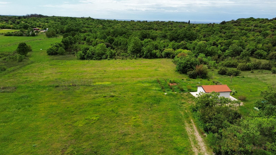 ROVINJ&comma; FREISTEHENDES HAUS MIT 26&period;800 M&sup2; GRUNDST&Uuml;CK&comma; NUR 4 KM VOM MEER ENTFERNT