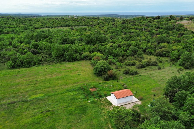 ROVINJ, FREISTEHENDES HAUS MIT 26.800 M² GRUNDSTÜCK, NUR 4 KM VOM MEER ENTFERNT
