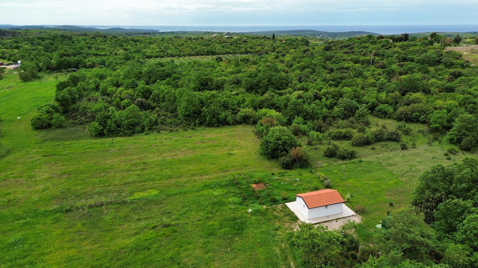 ROVINJ&comma; FREISTEHENDES HAUS MIT 26&period;800 M&sup2; GRUNDST&Uuml;CK&comma; NUR 4 KM VOM MEER ENTFERNT