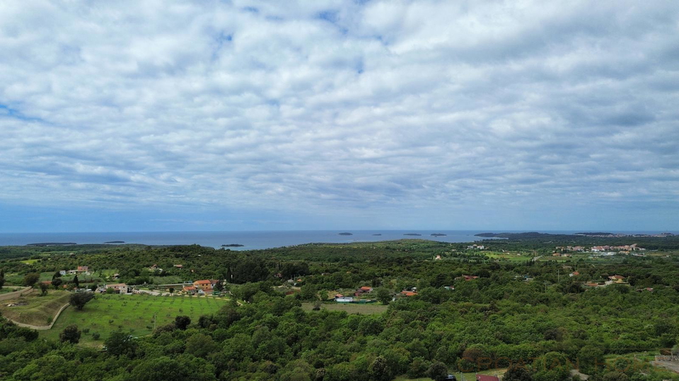 ROVINJ&comma; FREISTEHENDES HAUS MIT 26&period;800 M&sup2; GRUNDST&Uuml;CK&comma; NUR 4 KM VOM MEER ENTFERNT