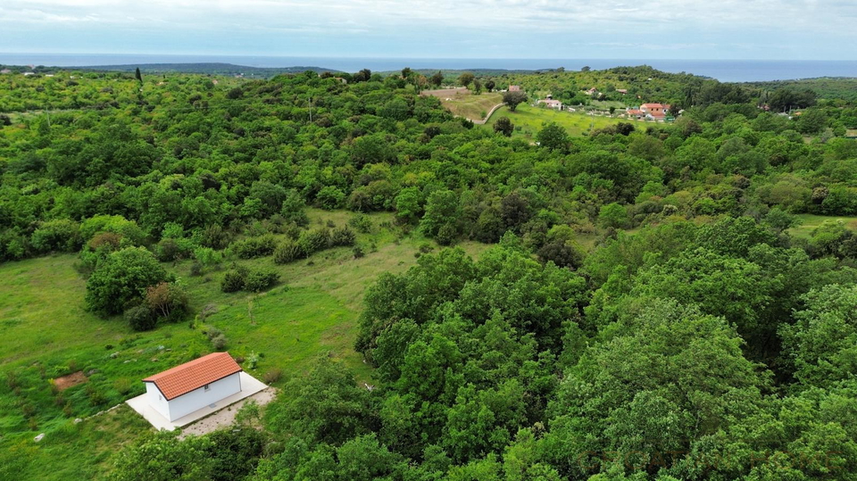 ROVINJ&comma; FREISTEHENDES HAUS MIT 26&period;800 M&sup2; GRUNDST&Uuml;CK&comma; NUR 4 KM VOM MEER ENTFERNT