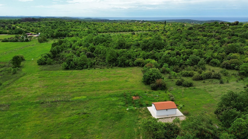 ROVINJ&comma; FREISTEHENDES HAUS MIT 26&period;800 M&sup2; GRUNDST&Uuml;CK&comma; NUR 4 KM VOM MEER ENTFERNT