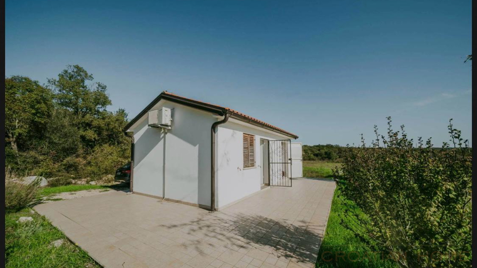 ROVINJ&comma; FREISTEHENDES HAUS MIT 26&period;800 M&sup2; GRUNDST&Uuml;CK&comma; NUR 4 KM VOM MEER ENTFERNT