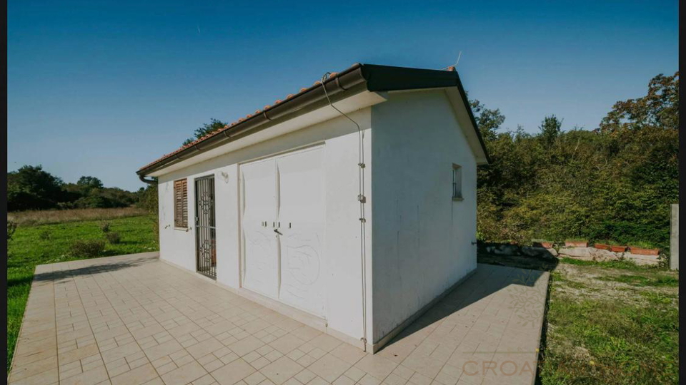 ROVINJ&comma; FREISTEHENDES HAUS MIT 26&period;800 M&sup2; GRUNDST&Uuml;CK&comma; NUR 4 KM VOM MEER ENTFERNT
