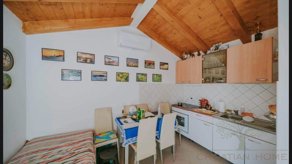 ROVINJ&comma; FREISTEHENDES HAUS MIT 26&period;800 M&sup2; GRUNDST&Uuml;CK&comma; NUR 4 KM VOM MEER ENTFERNT