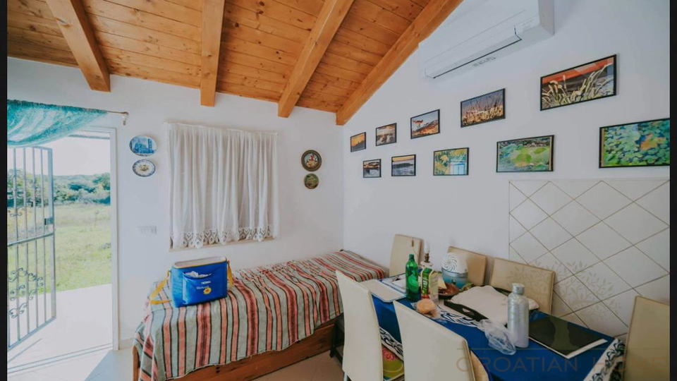 ROVINJ&comma; FREISTEHENDES HAUS MIT 26&period;800 M&sup2; GRUNDST&Uuml;CK&comma; NUR 4 KM VOM MEER ENTFERNT