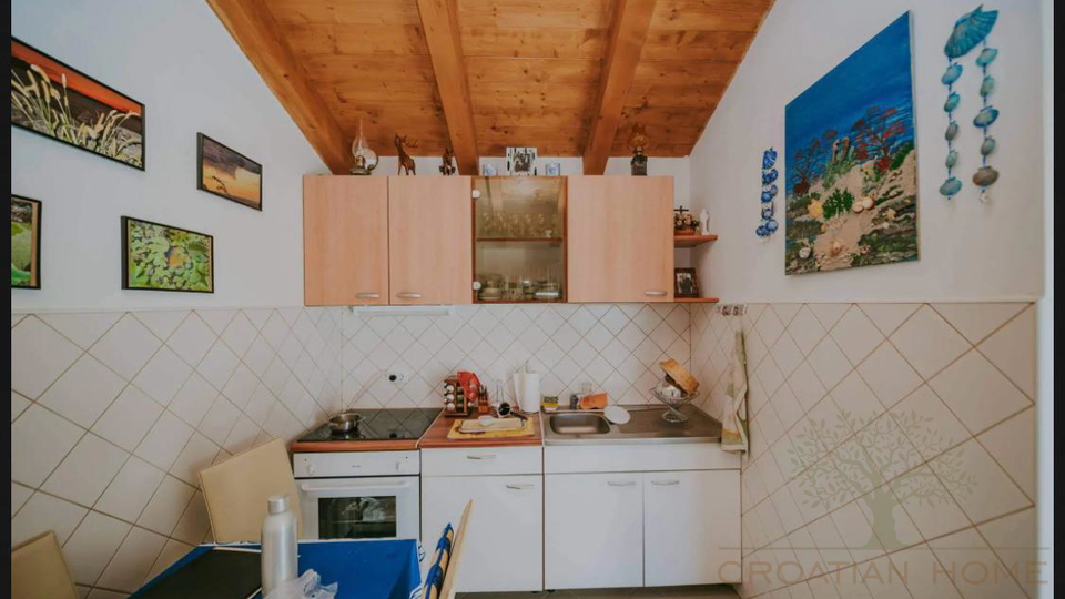 ROVINJ&comma; FREISTEHENDES HAUS MIT 26&period;800 M&sup2; GRUNDST&Uuml;CK&comma; NUR 4 KM VOM MEER ENTFERNT