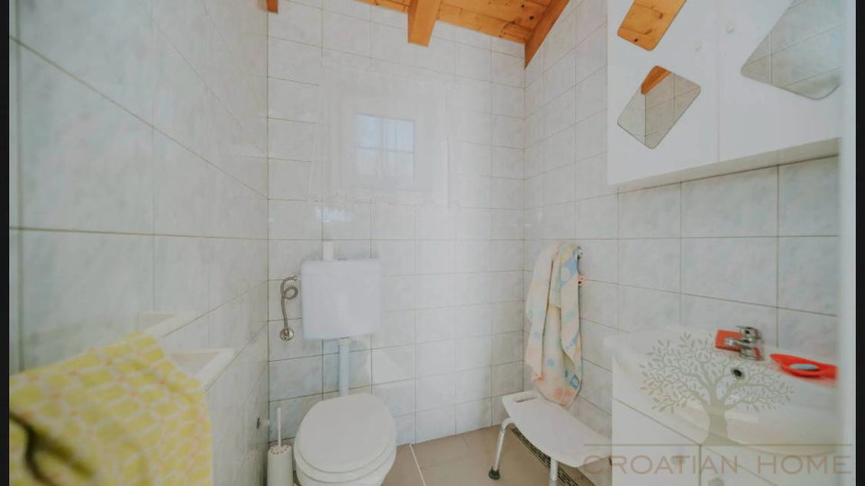 ROVINJ&comma; FREISTEHENDES HAUS MIT 26&period;800 M&sup2; GRUNDST&Uuml;CK&comma; NUR 4 KM VOM MEER ENTFERNT