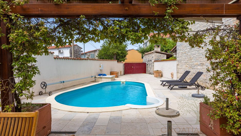 Authentisches Steinanwesen in Istrien &ndash; zwei H&auml;user&comma; Pool und mediterranes Lebensgef&uuml;hl