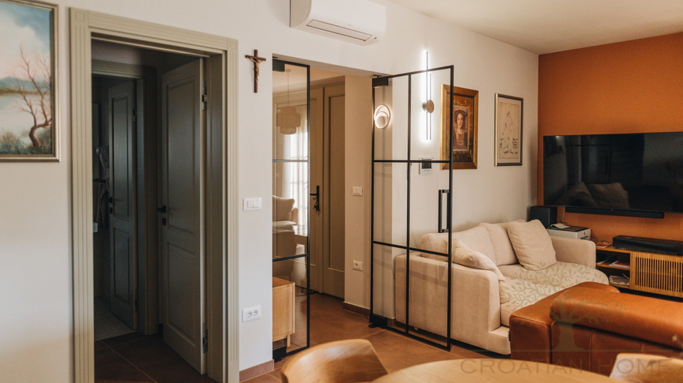 Premium-Villa nahe Pore&ccaron; &plus; 5&period;500 m&sup2; Zusatzgrundst&uuml;ck f&uuml;r Sport & Freizeit &lpar;beantragte Umwidmung&rpar;