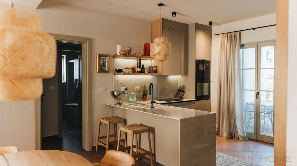 Premium-Villa nahe Pore&ccaron; &plus; 5&period;500 m&sup2; Zusatzgrundst&uuml;ck f&uuml;r Sport & Freizeit &lpar;beantragte Umwidmung&rpar;