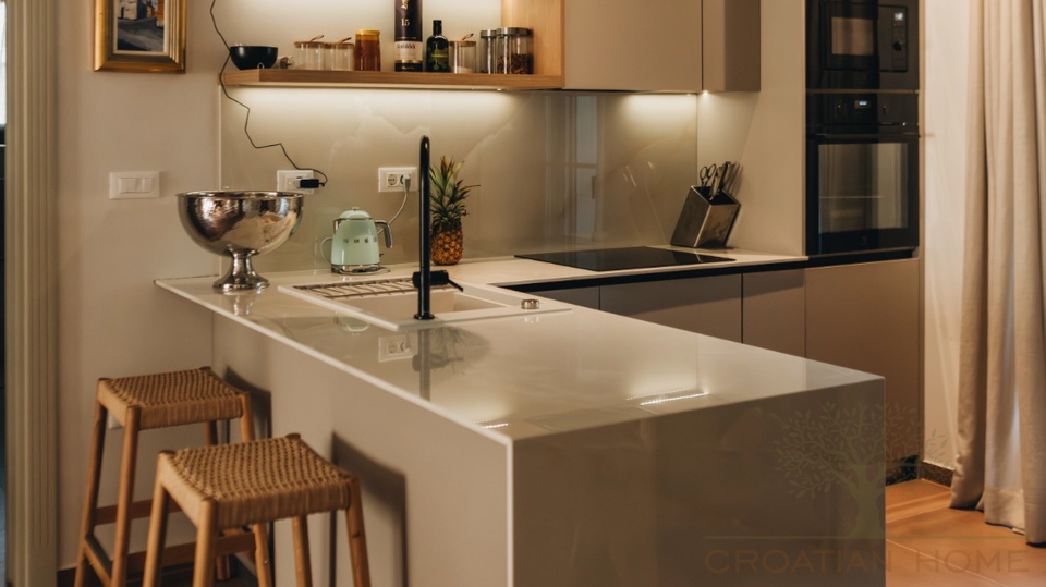 Premium-Villa nahe Pore&ccaron; &plus; 5&period;500 m&sup2; Zusatzgrundst&uuml;ck f&uuml;r Sport & Freizeit &lpar;beantragte Umwidmung&rpar;