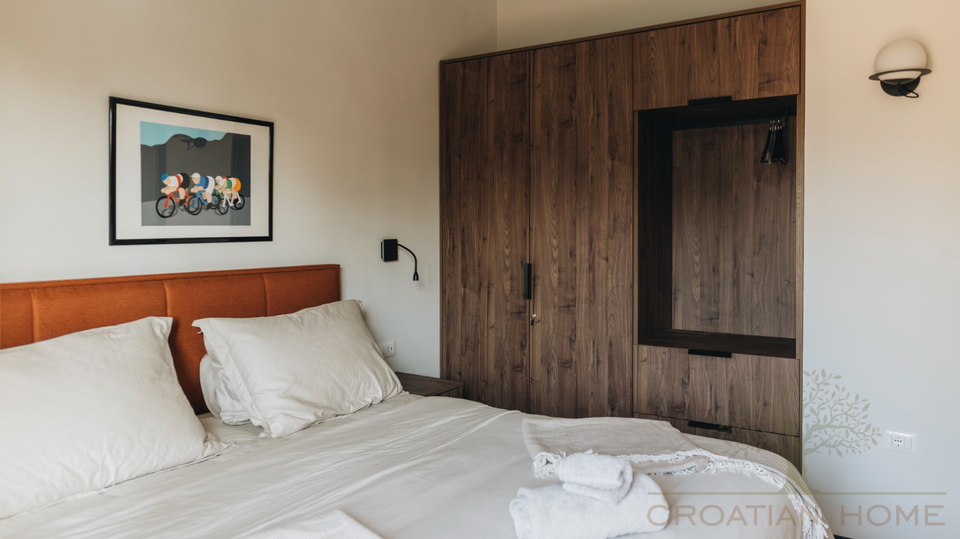 Premium-Villa nahe Pore&ccaron; &plus; 5&period;500 m&sup2; Zusatzgrundst&uuml;ck f&uuml;r Sport & Freizeit &lpar;beantragte Umwidmung&rpar;
