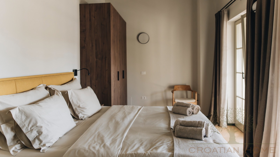 Premium-Villa nahe Pore&ccaron; &plus; 5&period;500 m&sup2; Zusatzgrundst&uuml;ck f&uuml;r Sport & Freizeit &lpar;beantragte Umwidmung&rpar;
