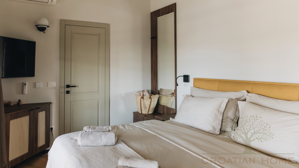 Premium-Villa nahe Pore&ccaron; &plus; 5&period;500 m&sup2; Zusatzgrundst&uuml;ck f&uuml;r Sport & Freizeit &lpar;beantragte Umwidmung&rpar;
