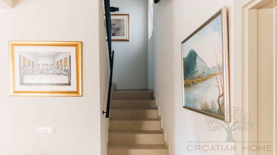 Premium-Villa nahe Pore&ccaron; &plus; 5&period;500 m&sup2; Zusatzgrundst&uuml;ck f&uuml;r Sport & Freizeit &lpar;beantragte Umwidmung&rpar;