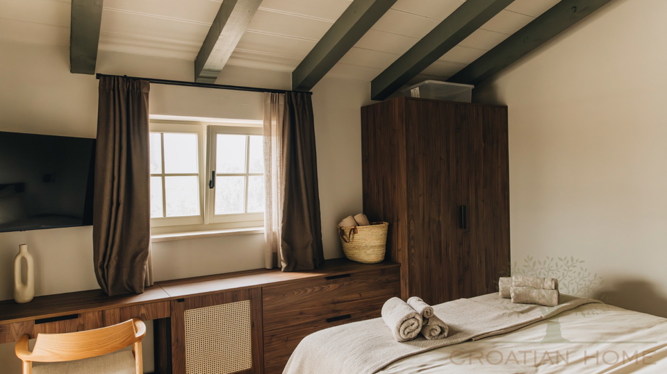 Premium-Villa nahe Pore&ccaron; &plus; 5&period;500 m&sup2; Zusatzgrundst&uuml;ck f&uuml;r Sport & Freizeit &lpar;beantragte Umwidmung&rpar;
