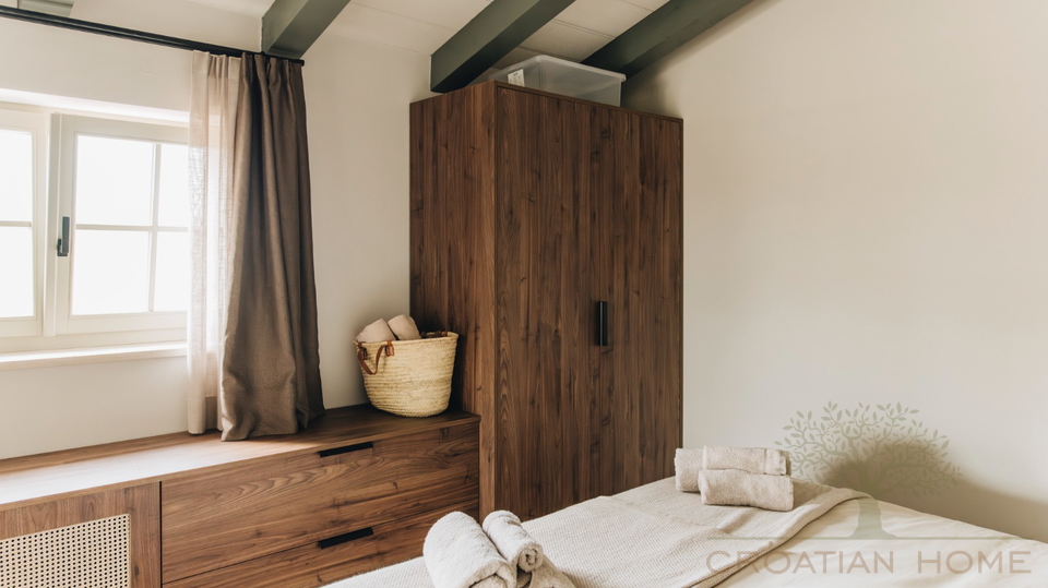 Premium-Villa nahe Pore&ccaron; &plus; 5&period;500 m&sup2; Zusatzgrundst&uuml;ck f&uuml;r Sport & Freizeit &lpar;beantragte Umwidmung&rpar;