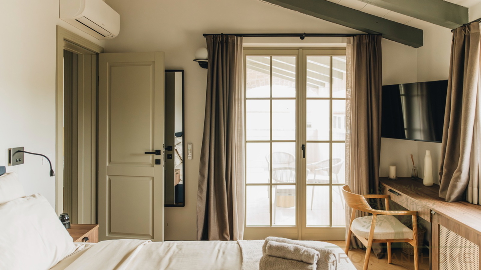 Premium-Villa nahe Pore&ccaron; &plus; 5&period;500 m&sup2; Zusatzgrundst&uuml;ck f&uuml;r Sport & Freizeit &lpar;beantragte Umwidmung&rpar;